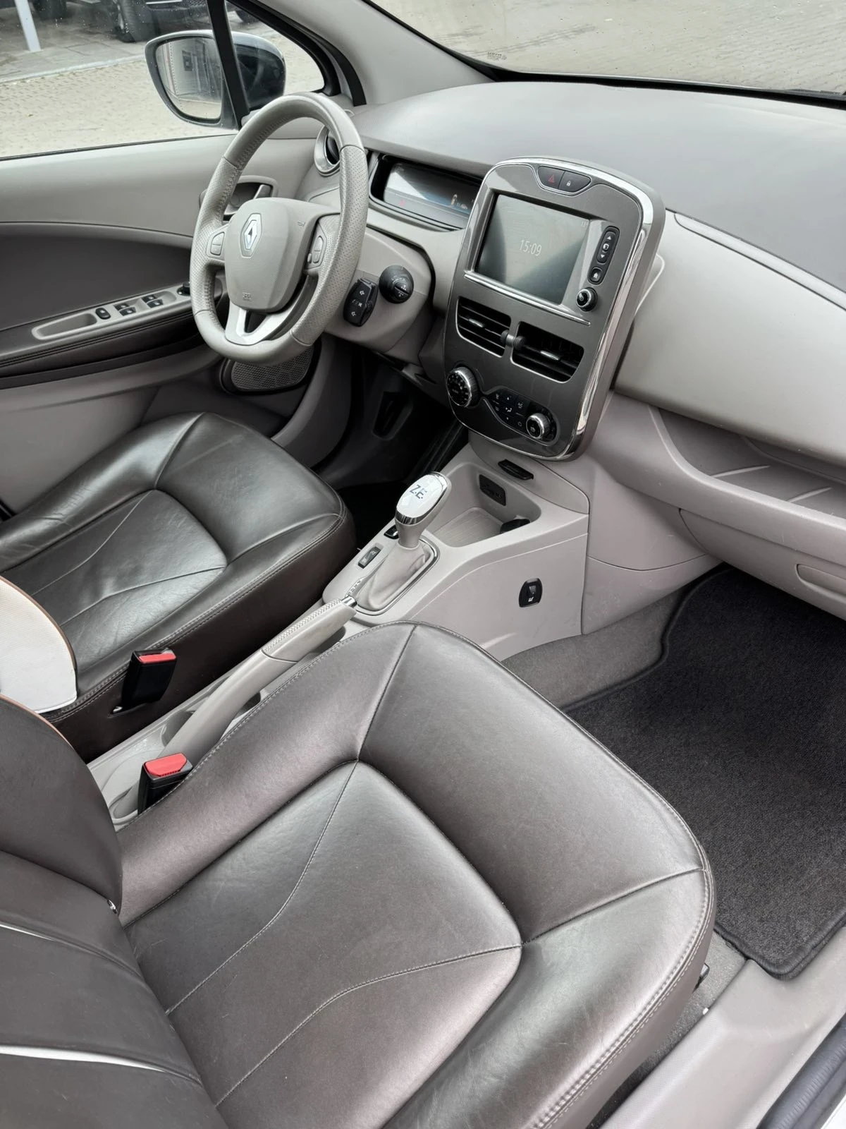 Renault Zoe 41kw* Bose edition* Камера* Кожен Салон* Фулл екст, снимка 9 - Автомобили и джипове - 54559329