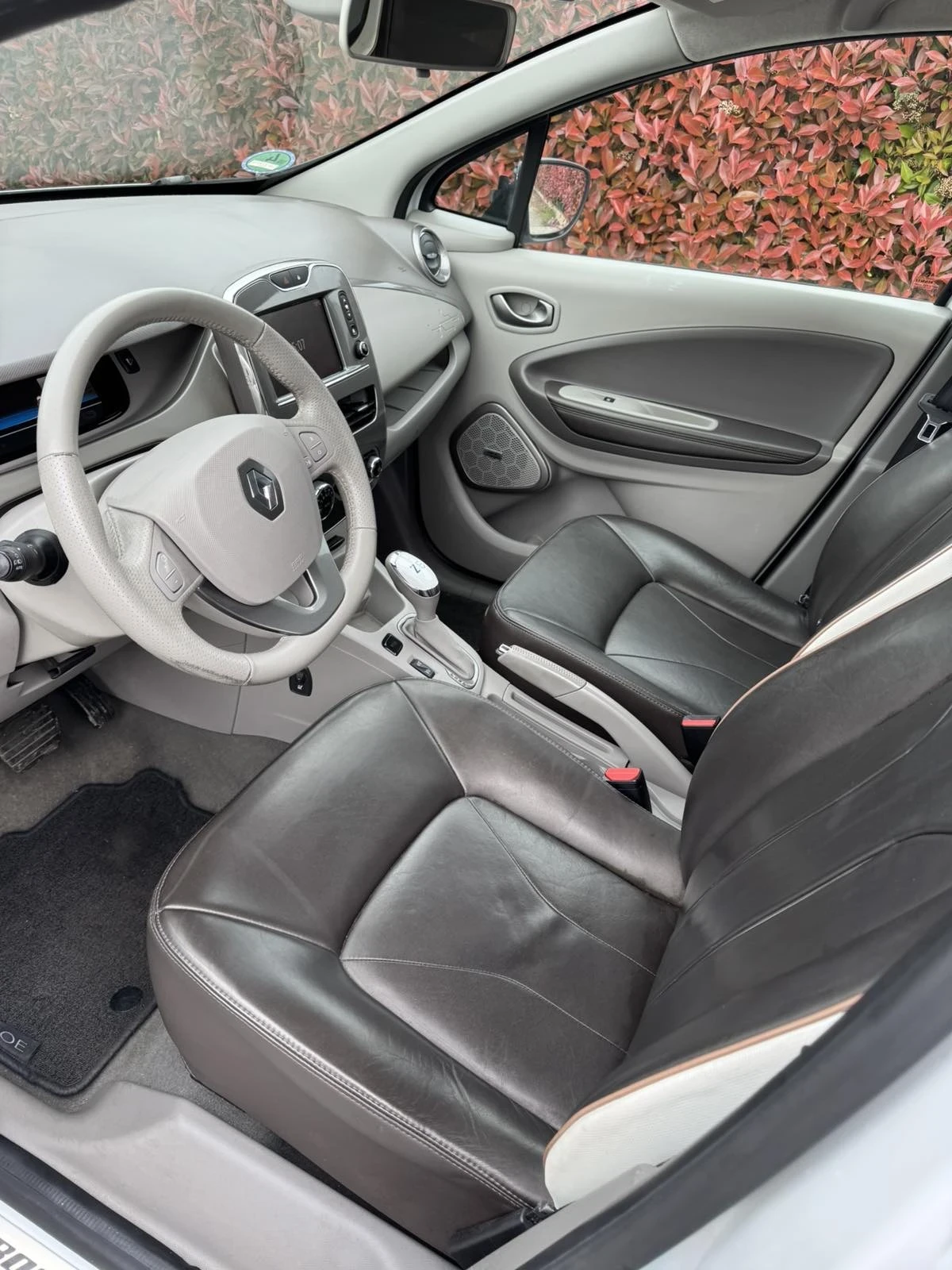 Renault Zoe 41kw* Bose edition* Камера* Кожен Салон* Фулл екст, снимка 11 - Автомобили и джипове - 54559329