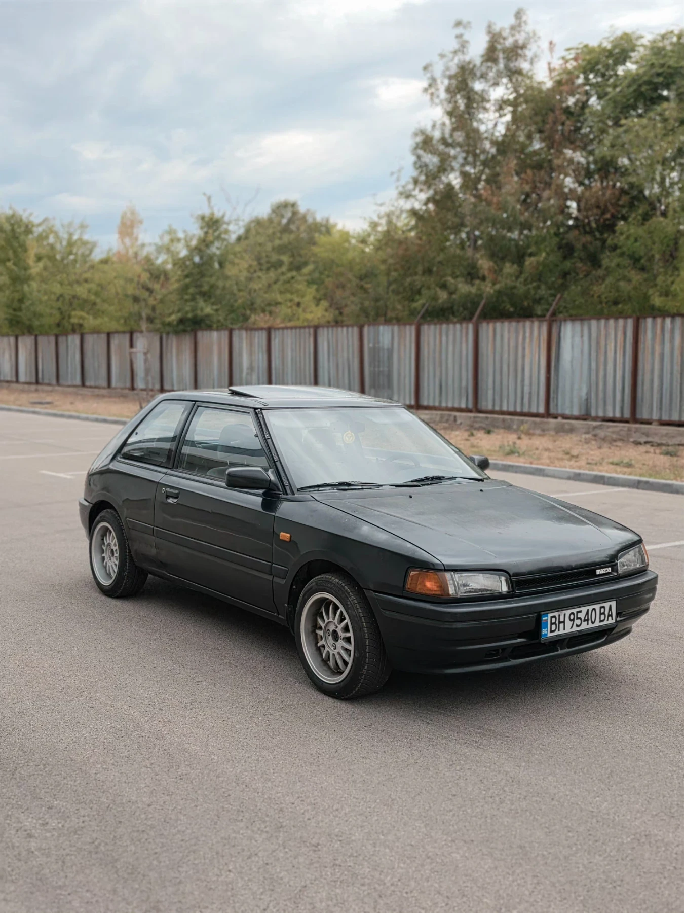 Mazda 323, снимка 3 - Автомобили и джипове - 56040368