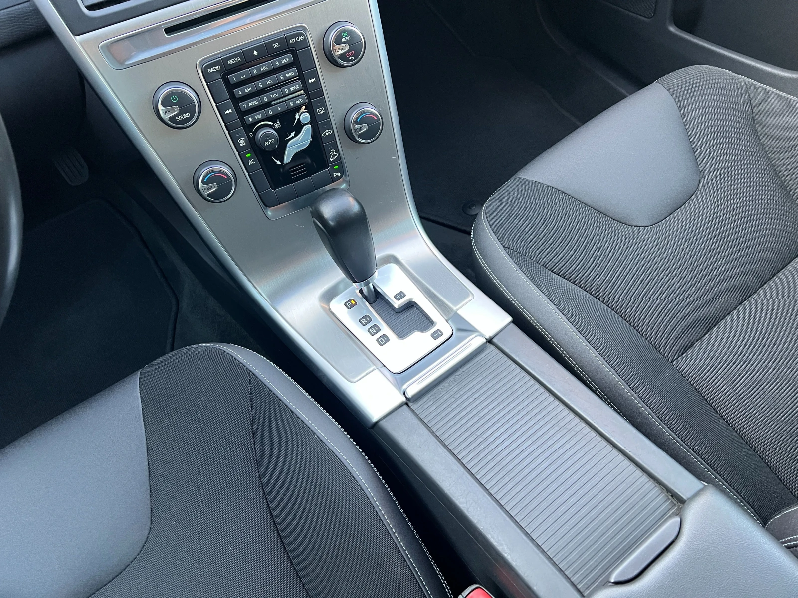 Volvo XC60 2.4d 4x4 5 цилиндъра!  166000km 166000km 166000km - изображение 10