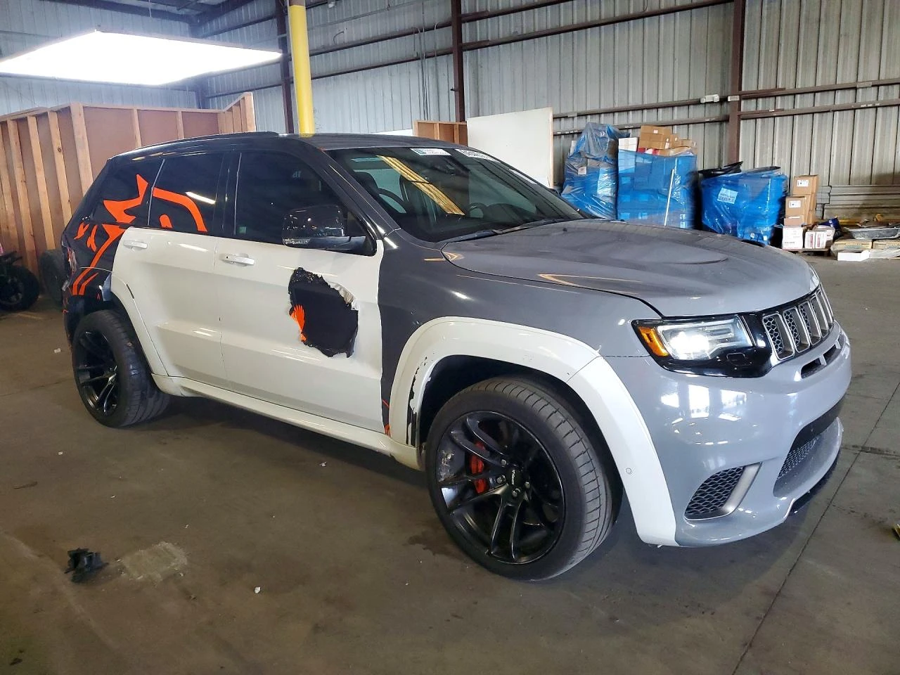 Jeep Grand cherokee TRACKHAWK* 8ZF* PANO* ОБДУХ* DISTRONIC, снимка 3 - Автомобили и джипове - 55837625