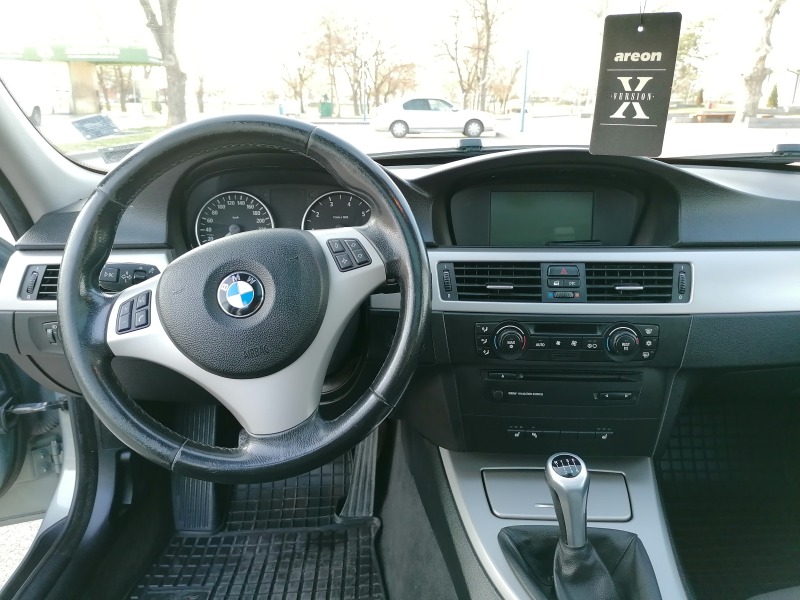 BMW 320  Нави/Панорама/Парктроник/Подгрев, снимка 12 - Автомобили и джипове - 44329906