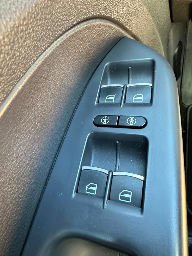 VW Touran Highline, снимка 8 - Автомобили и джипове - 51936225