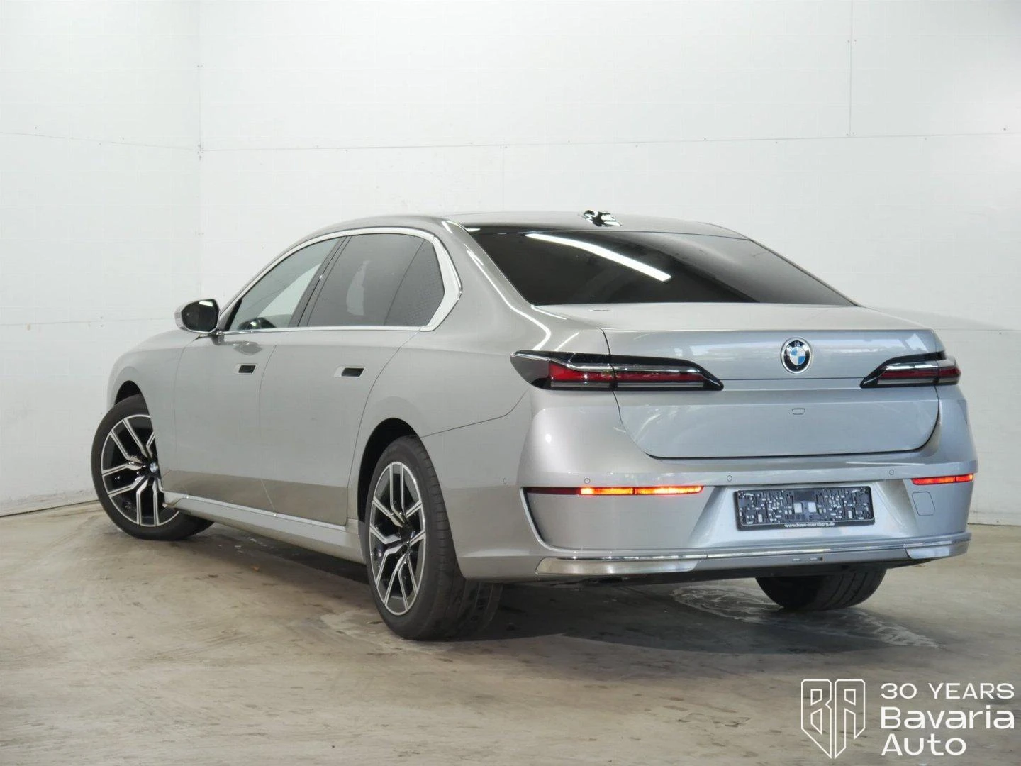 BMW 740 d xDrive Individual - изображение 2