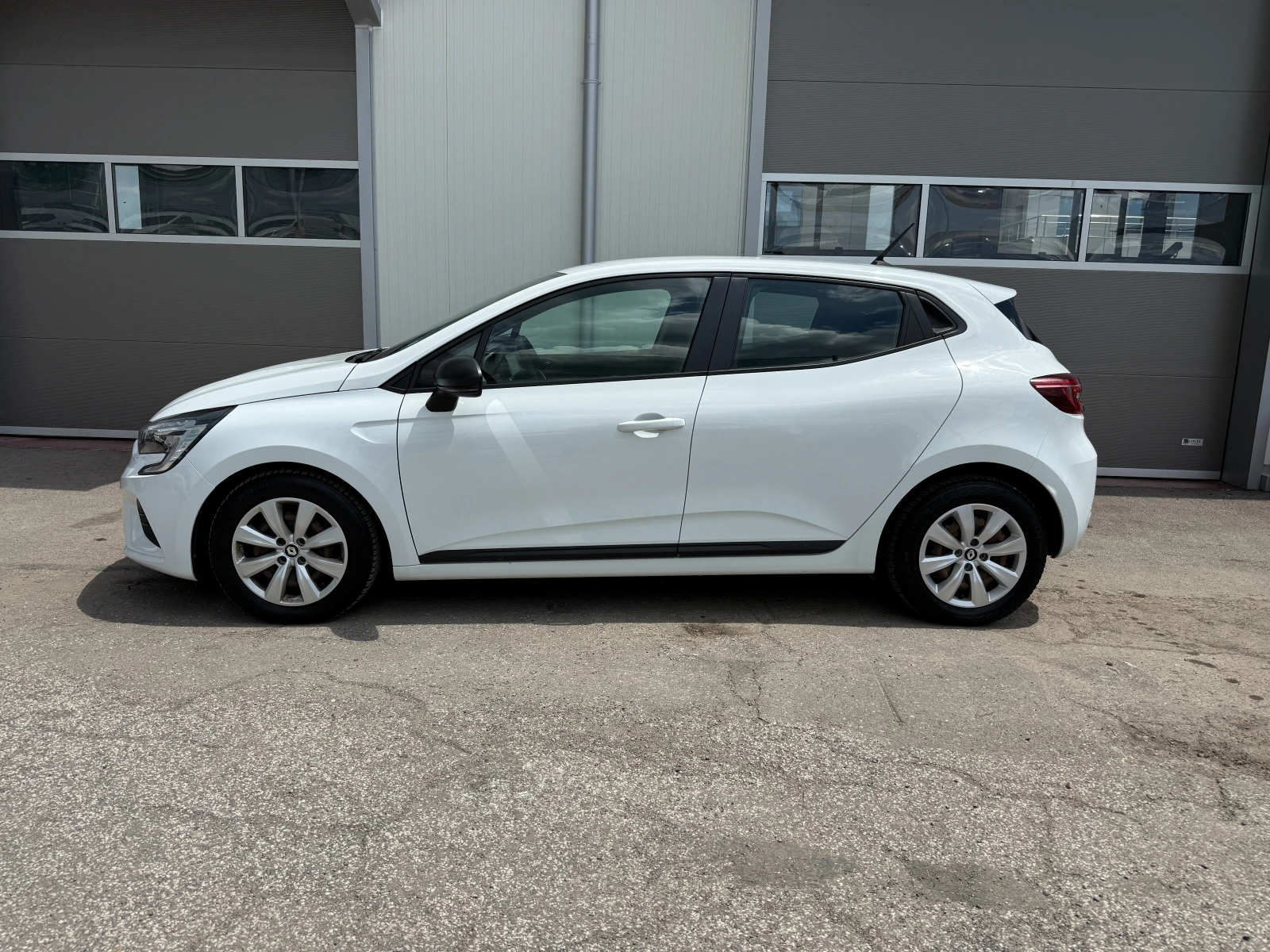 Renault Clio Фабрична Гаранция Върнат от лизинг. Фабрична газ, снимка 2 - Автомобили и джипове - 54701871