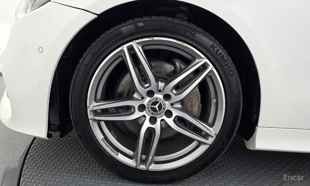 Mercedes-Benz E 220 d Coupe AMG Line* BURMESTER* ХЕДЪП* PANORAMA* , снимка 5 - Автомобили и джипове - 55522727