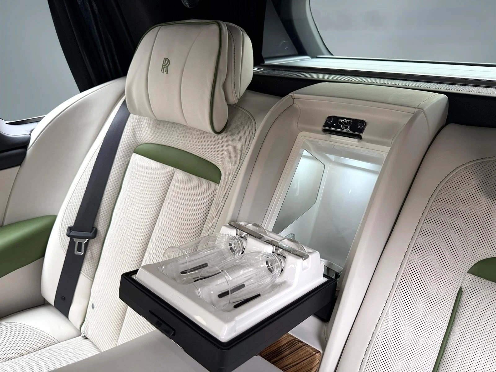 Rolls-Royce Cullinan SERIES II/FACELIFT/4-SEATS/SHOOTING STAR/BESPOKE/, снимка 14 - Автомобили и джипове - 53732605