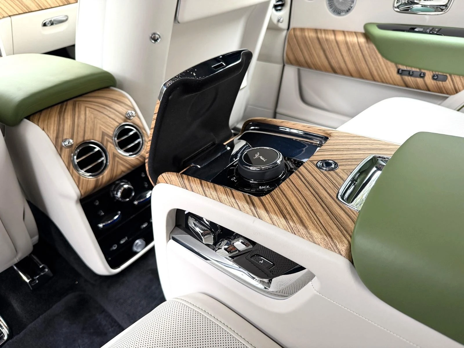 Rolls-Royce Cullinan SERIES II/FACELIFT/4-SEATS/SHOOTING STAR/BESPOKE/, снимка 12 - Автомобили и джипове - 53732605