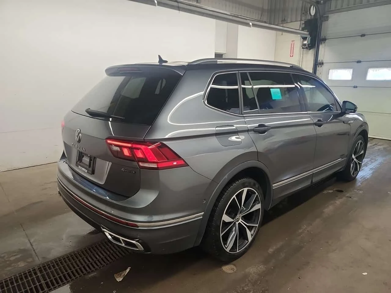 VW Tiguan *  R LINE * ОБДУХВАНЕ * ПАНОРАМА * 2 КЛЮЧА * , снимка 3 - Автомобили и джипове - 54792043