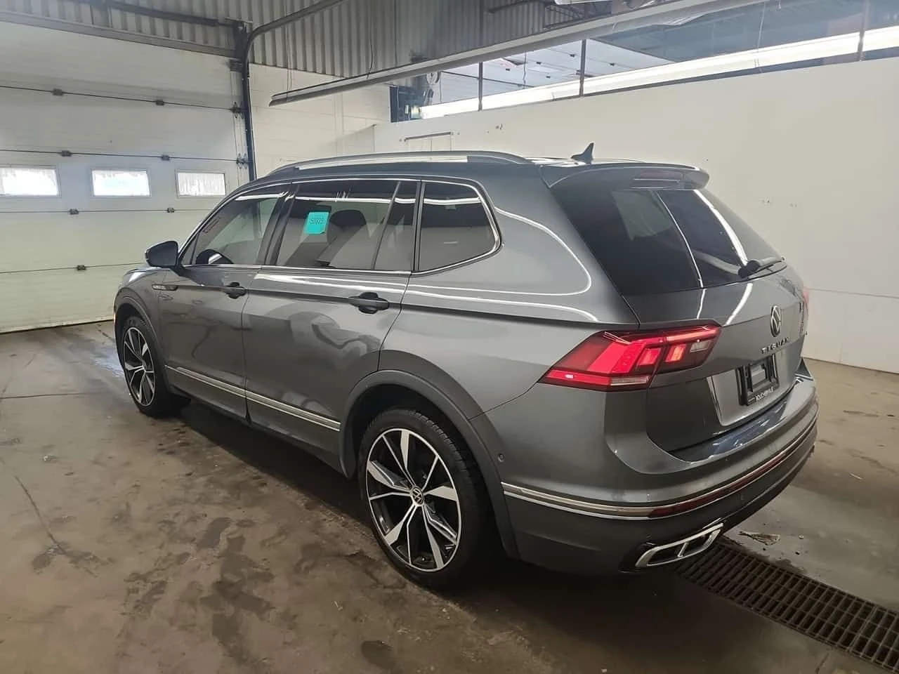 VW Tiguan *  R LINE * ОБДУХВАНЕ * ПАНОРАМА * 2 КЛЮЧА * , снимка 4 - Автомобили и джипове - 54792043