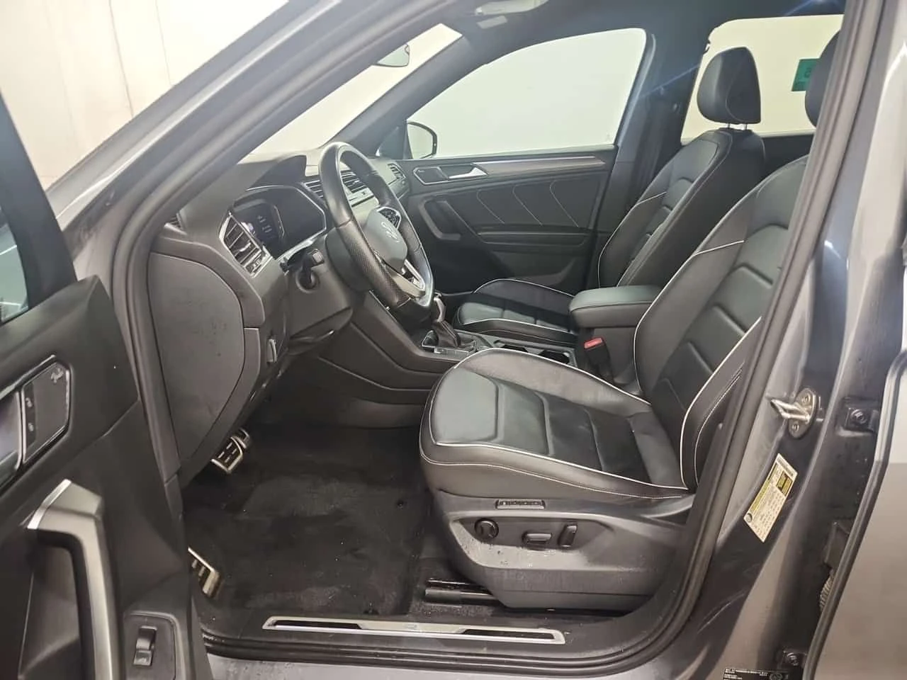 VW Tiguan *  R LINE * ОБДУХВАНЕ * ПАНОРАМА * 2 КЛЮЧА * , снимка 9 - Автомобили и джипове - 54792043
