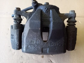 Спирачен апарат преден десен Тойота Рав4 2.2дкат (7)