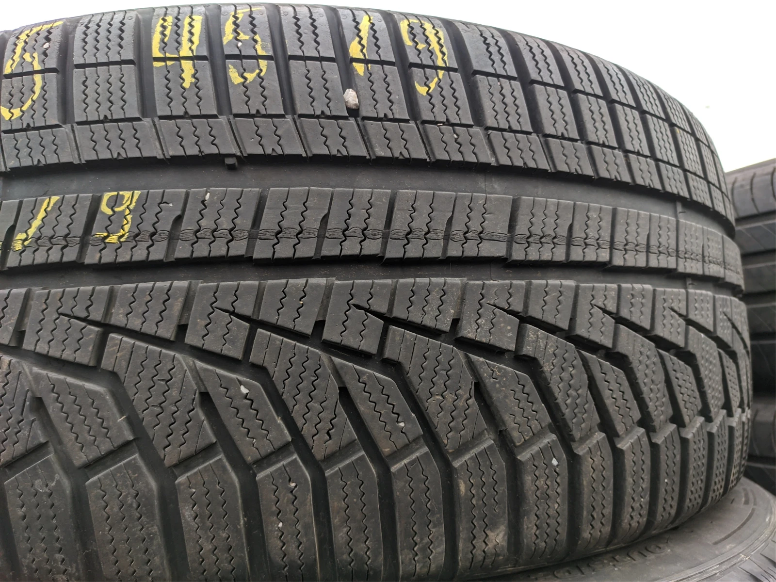Гуми Зимни 255/45R19, снимка 2 - Гуми и джанти - 55492250