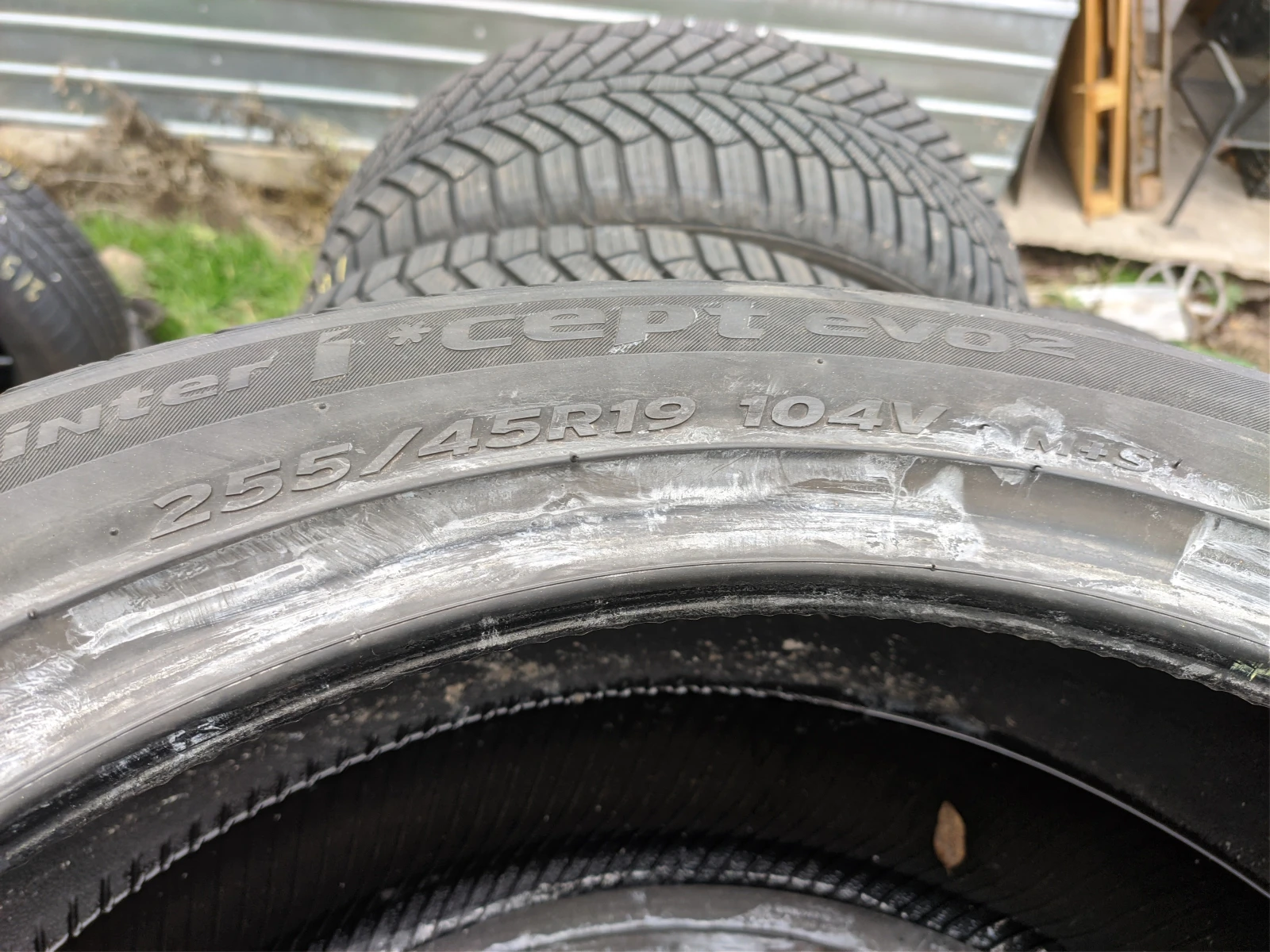 Гуми Зимни 255/45R19, снимка 4 - Гуми и джанти - 55492250