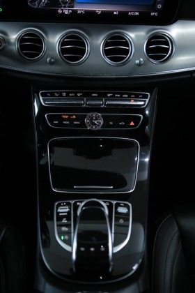 Mercedes-Benz E 220 E220 AMG/9G/Multibeam/HeadUp/Ambient/Lizing/, снимка 17 - Автомобили и джипове - 45314400