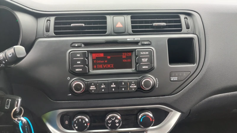 Kia Rio 1.3i-ТОП СЪСТОЯНИЕ, снимка 12 - Автомобили и джипове - 53210327