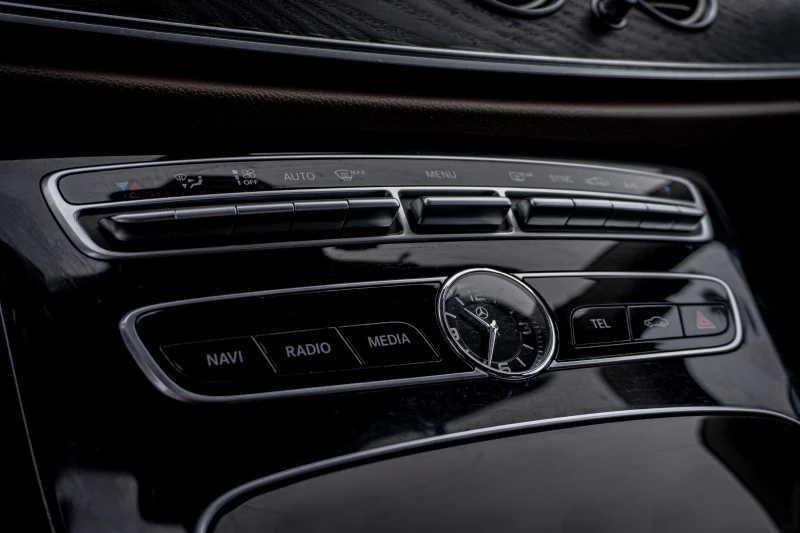 Mercedes-Benz E 220 CDI-ПЕРФЕКТЕН-6М.ГАРАНЦИЯ-РЕАЛНИ КМ., снимка 11 - Автомобили и джипове - 53382344