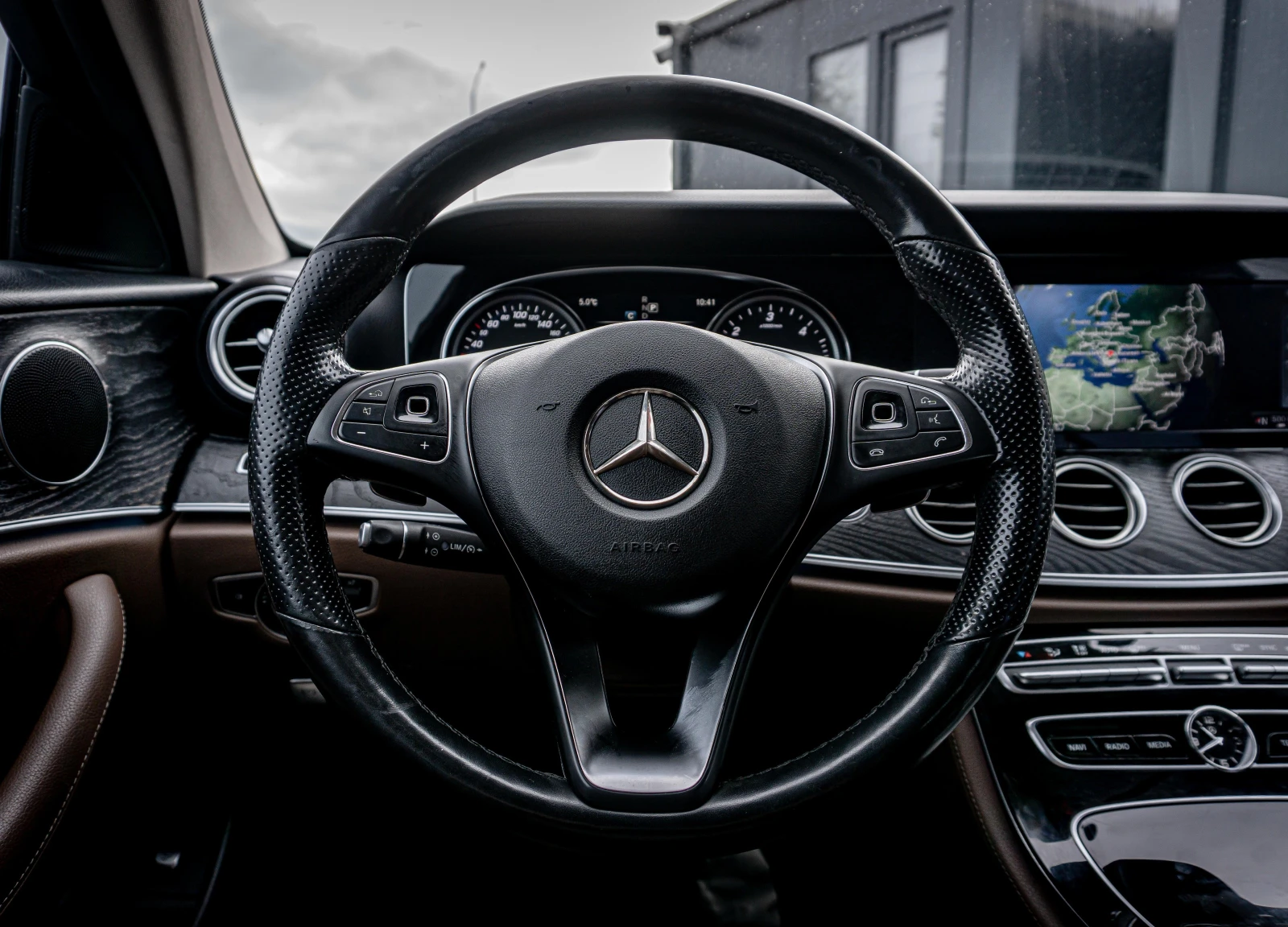 Mercedes-Benz E 220 CDI-ПЕРФЕКТЕН-6М.ГАРАНЦИЯ-РЕАЛНИ КМ. - изображение 10