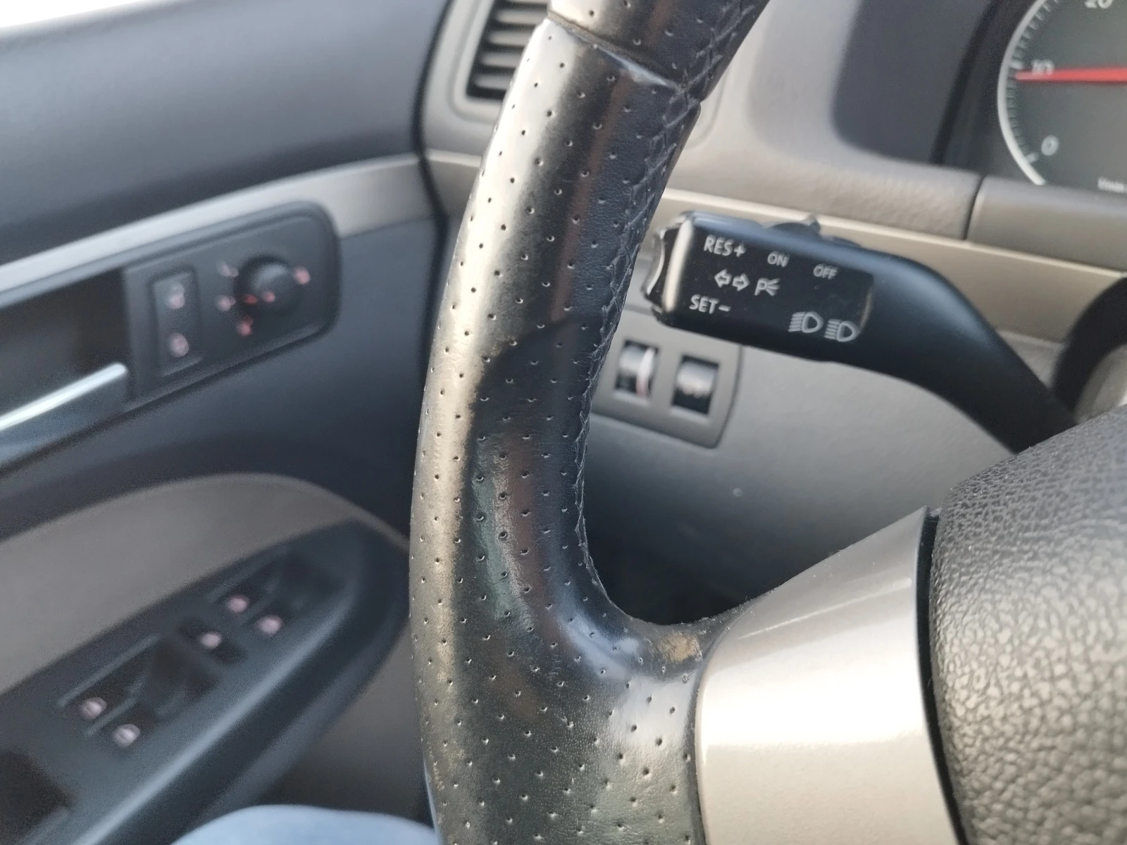 VW Touran 2.0 Tdi BMM CROSS, снимка 16 - Автомобили и джипове - 53779606