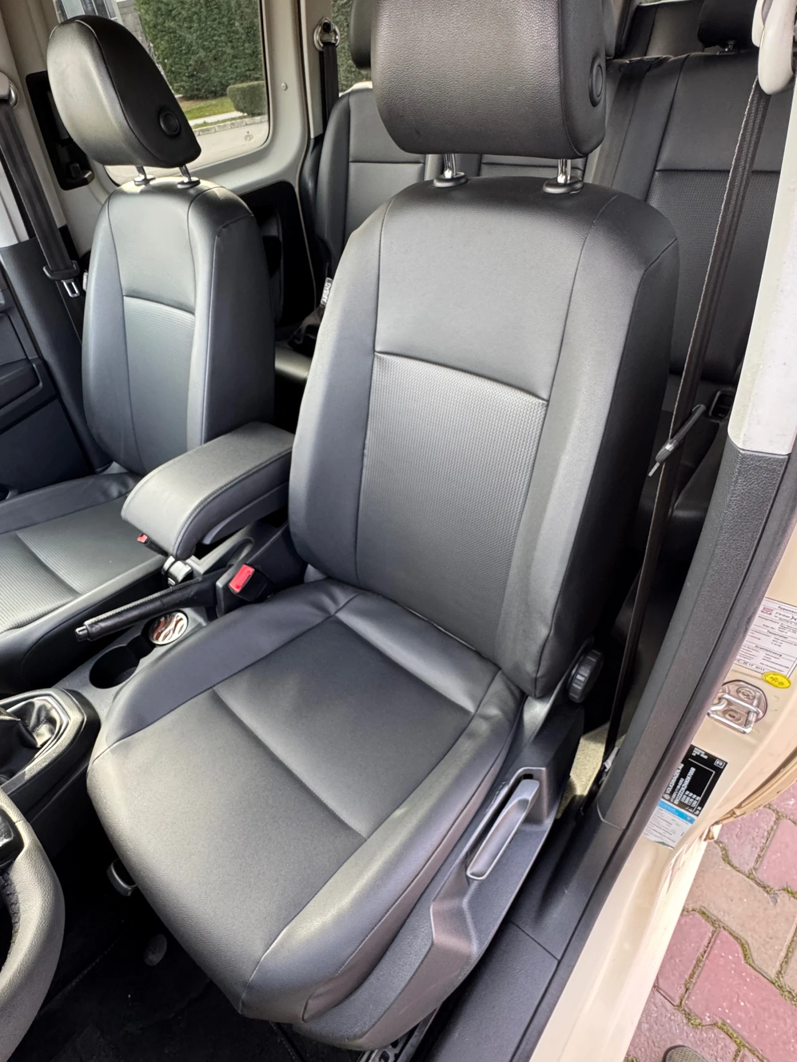 VW Caddy 2.0 TDI 6+ 1, снимка 10 - Автомобили и джипове - 53839080