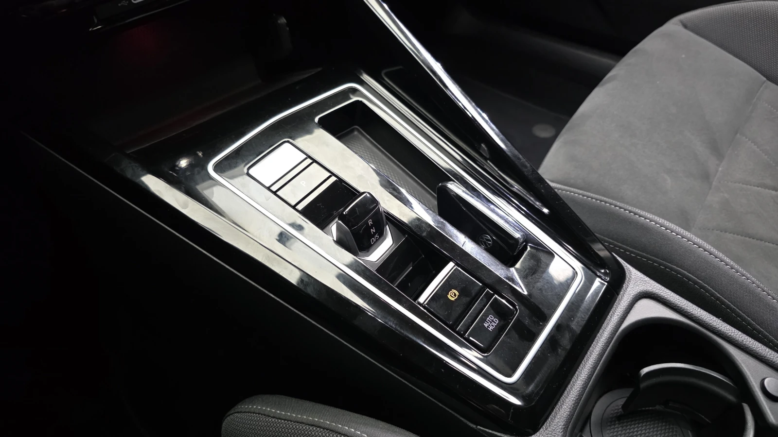 VW Golf 2.0 TDI* HUD* BLIND SPOT* МАСАЖ* ПОДГРЕВ ВОЛАН* КР, снимка 9 - Автомобили и джипове - 55983937