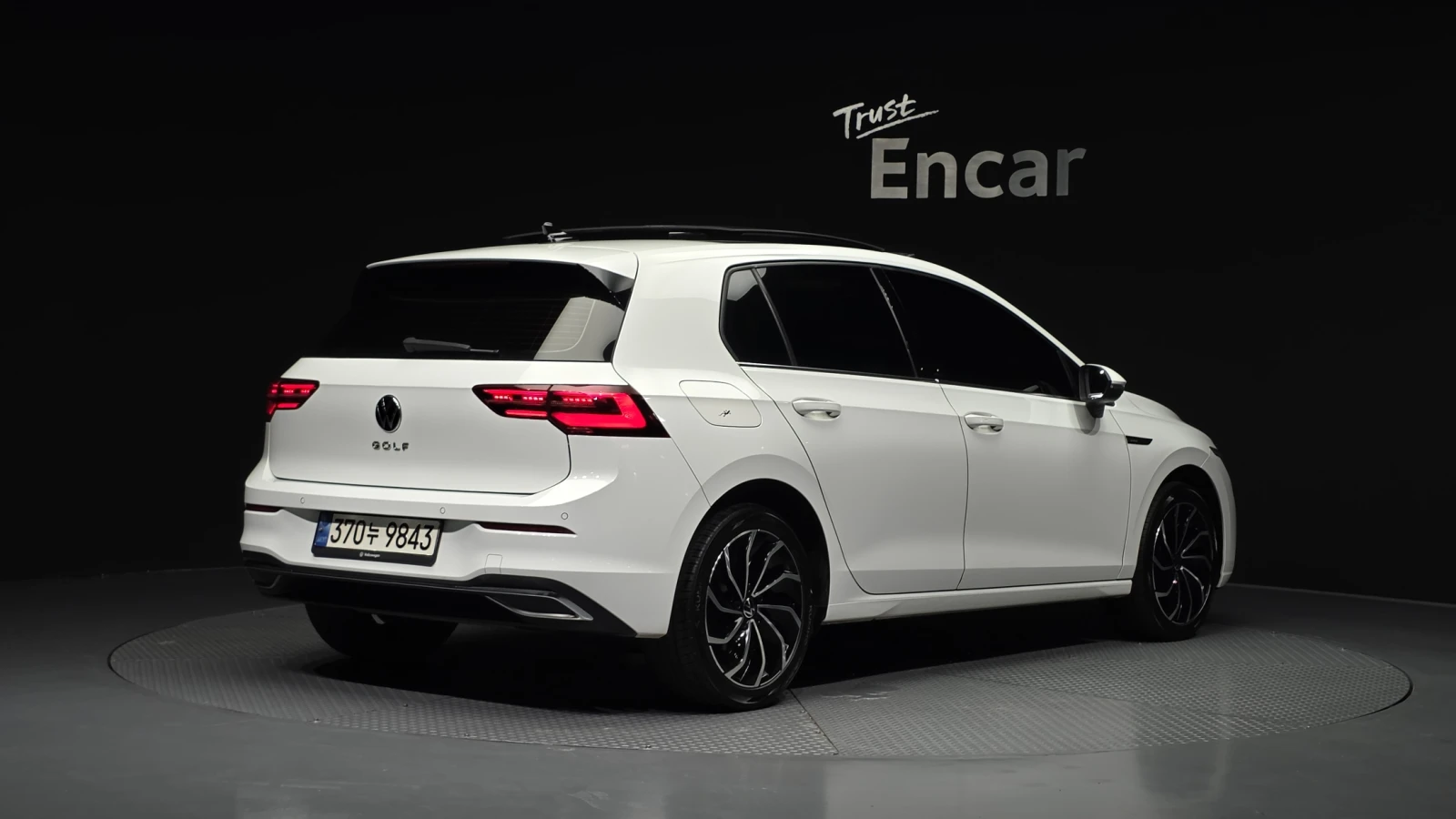 VW Golf 2.0 TDI* HUD* BLIND SPOT* МАСАЖ* ПОДГРЕВ ВОЛАН* КР, снимка 2 - Автомобили и джипове - 55983937