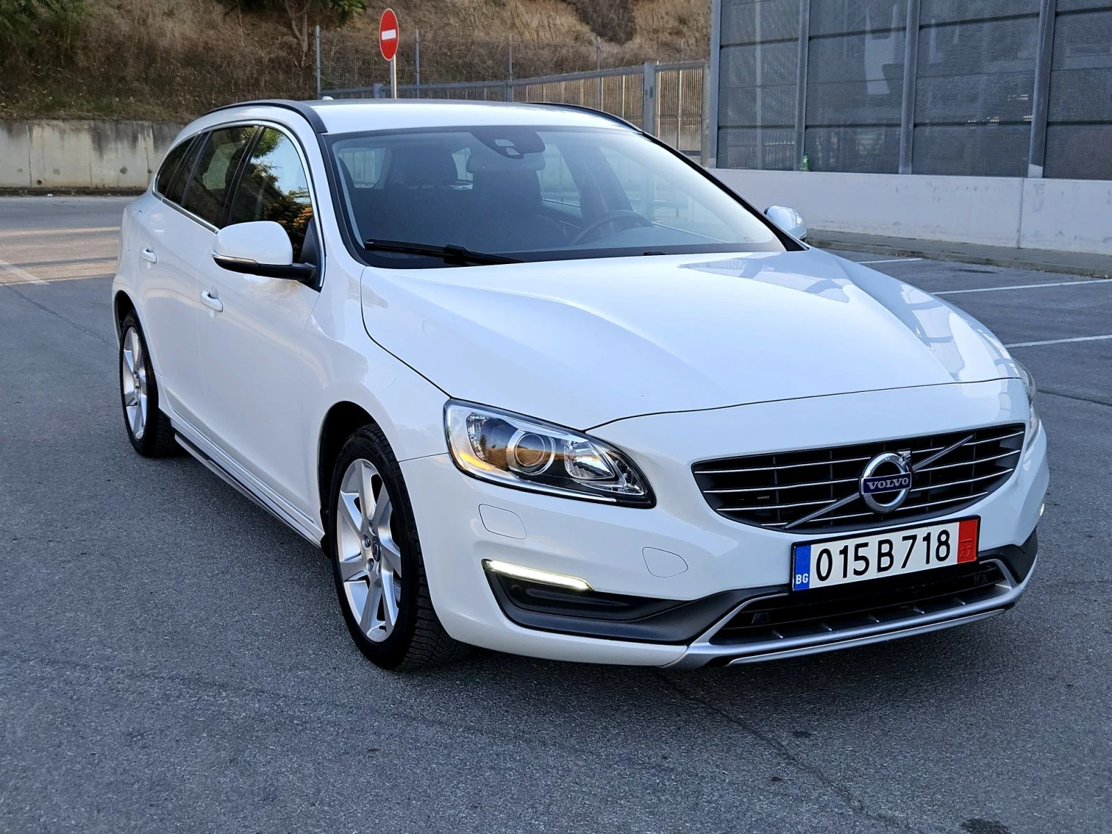 Volvo V60 R-DESIGN , снимка 2 - Автомобили и джипове - 56020936