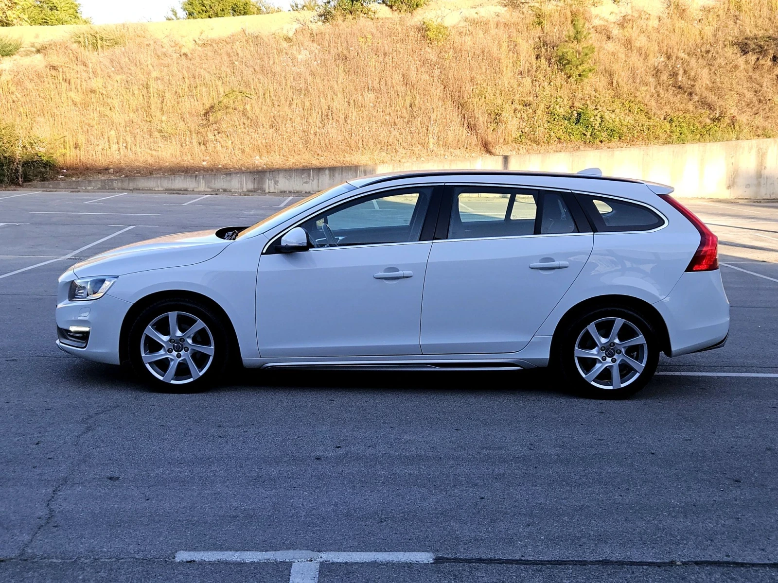 Volvo V60 R-DESIGN , снимка 5 - Автомобили и джипове - 56020936
