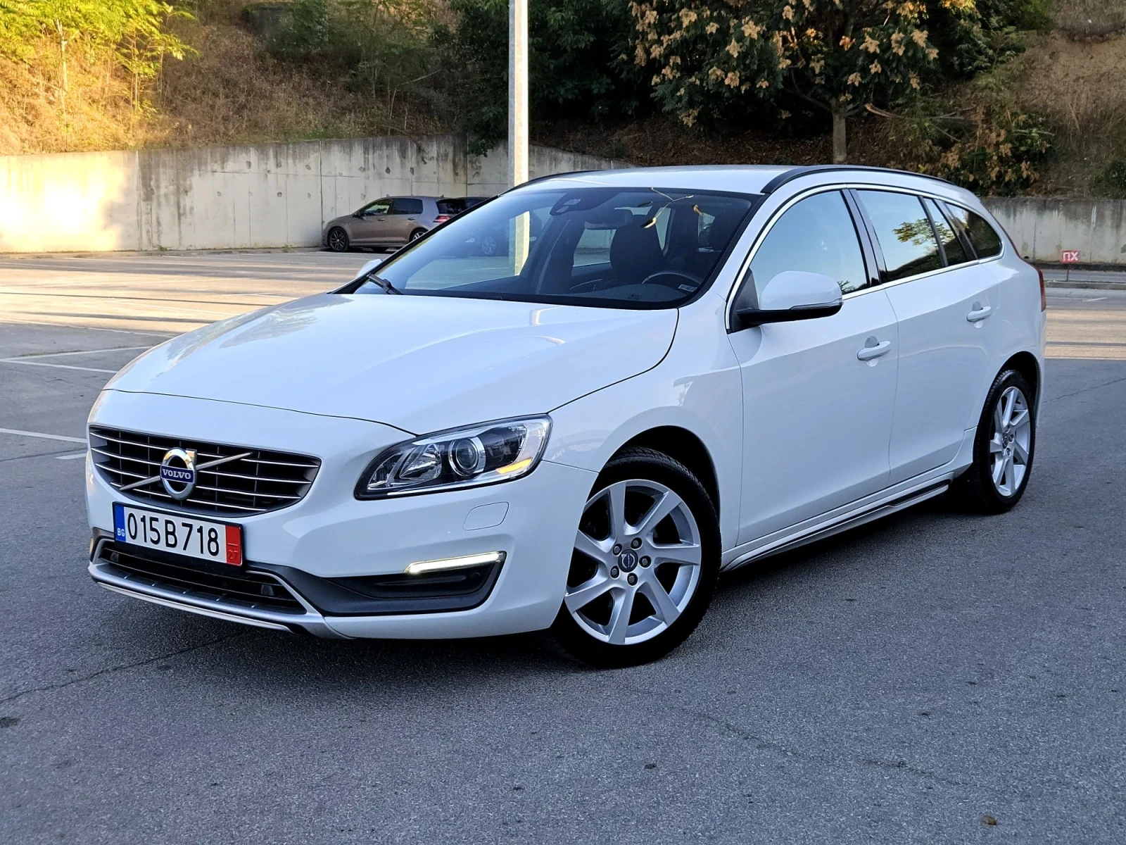 Volvo V60 R-DESIGN , снимка 4 - Автомобили и джипове - 56020936