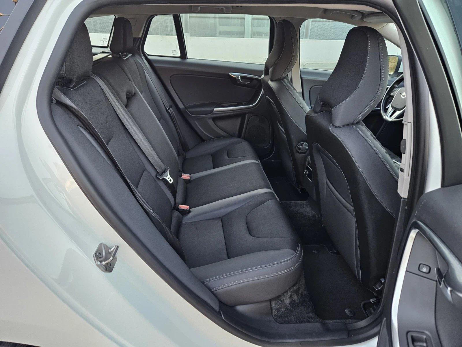 Volvo V60 R-DESIGN , снимка 13 - Автомобили и джипове - 56020936