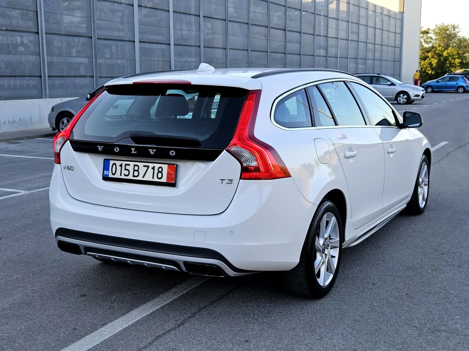 Volvo V60 R-DESIGN , снимка 8 - Автомобили и джипове - 56020936