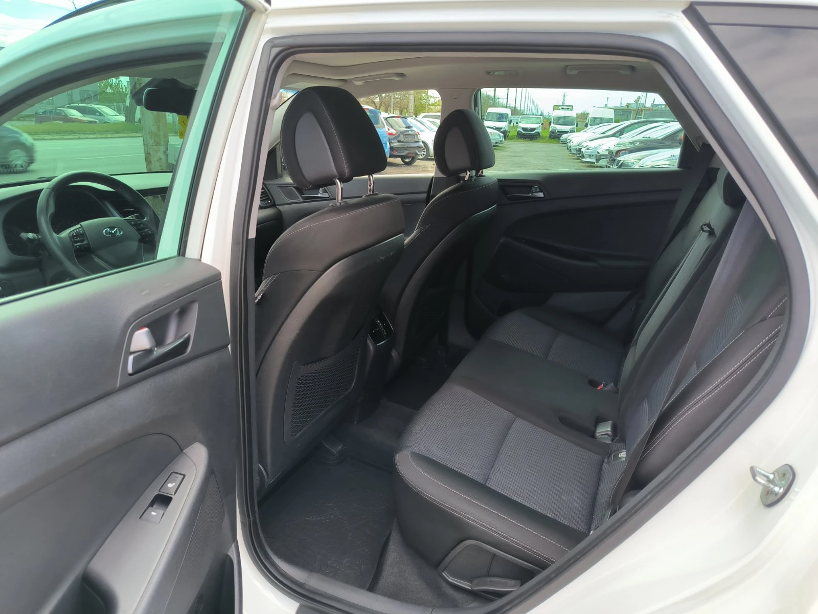 Hyundai Tucson 1.7d-Navi-Kamera-Keyless-Euro-6B, снимка 16 - Автомобили и джипове - 54387461