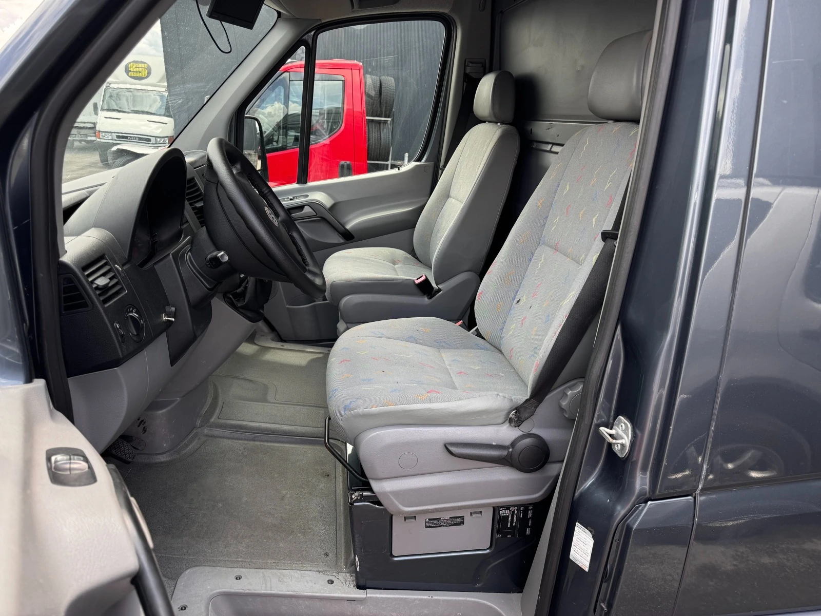 VW Crafter 2.5TDI Клима L2H2  - изображение 10