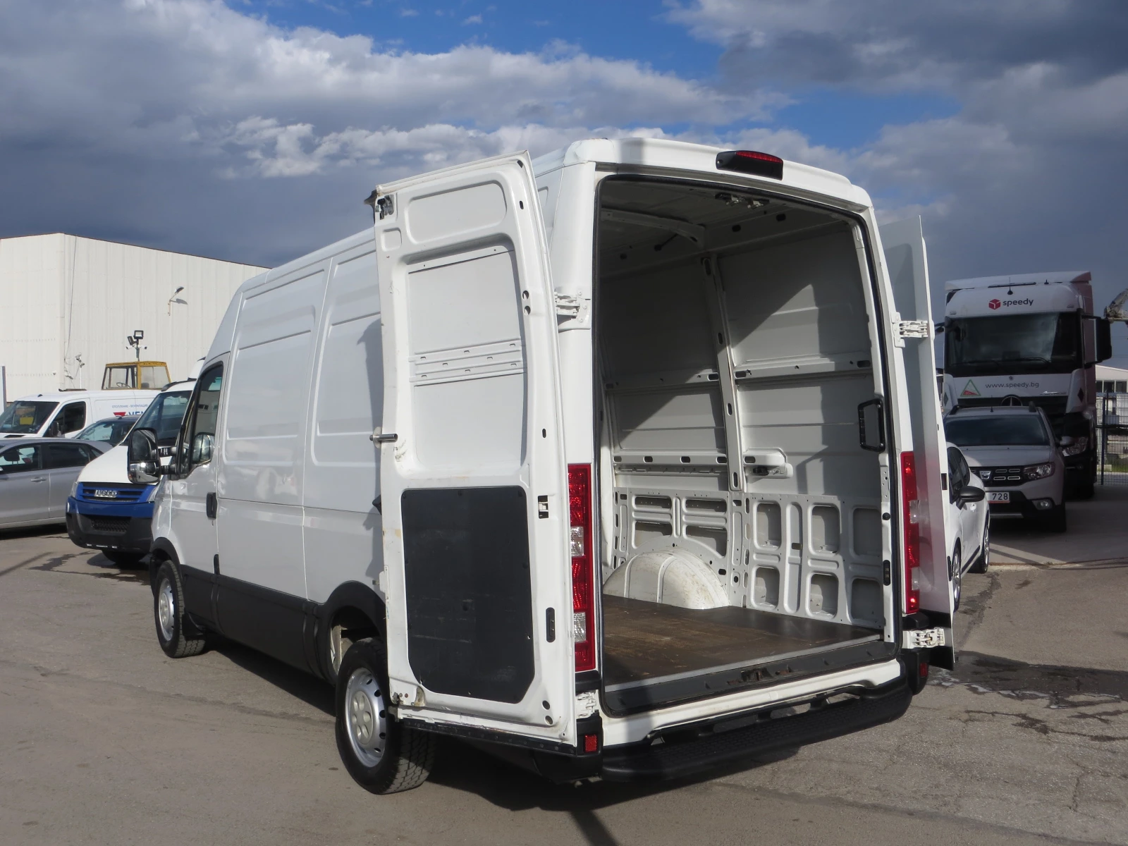 Iveco Daily 35S13-12 КУБ. М. ОБЕМ НА ТОВАРНОТО ПОМЕЩЕНИЕ, снимка 14 - Бусове и автобуси - 54191659