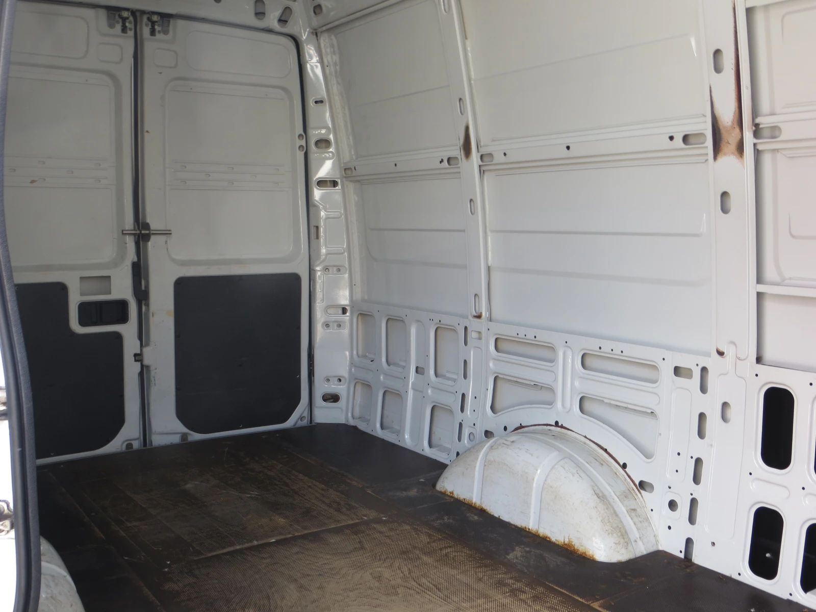 Iveco Daily 35S13-12 КУБ. М. ОБЕМ НА ТОВАРНОТО ПОМЕЩЕНИЕ, снимка 13 - Бусове и автобуси - 54191659