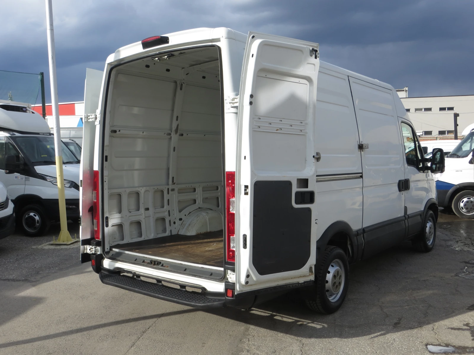 Iveco Daily 35S13-12 КУБ. М. ОБЕМ НА ТОВАРНОТО ПОМЕЩЕНИЕ, снимка 16 - Бусове и автобуси - 54191659