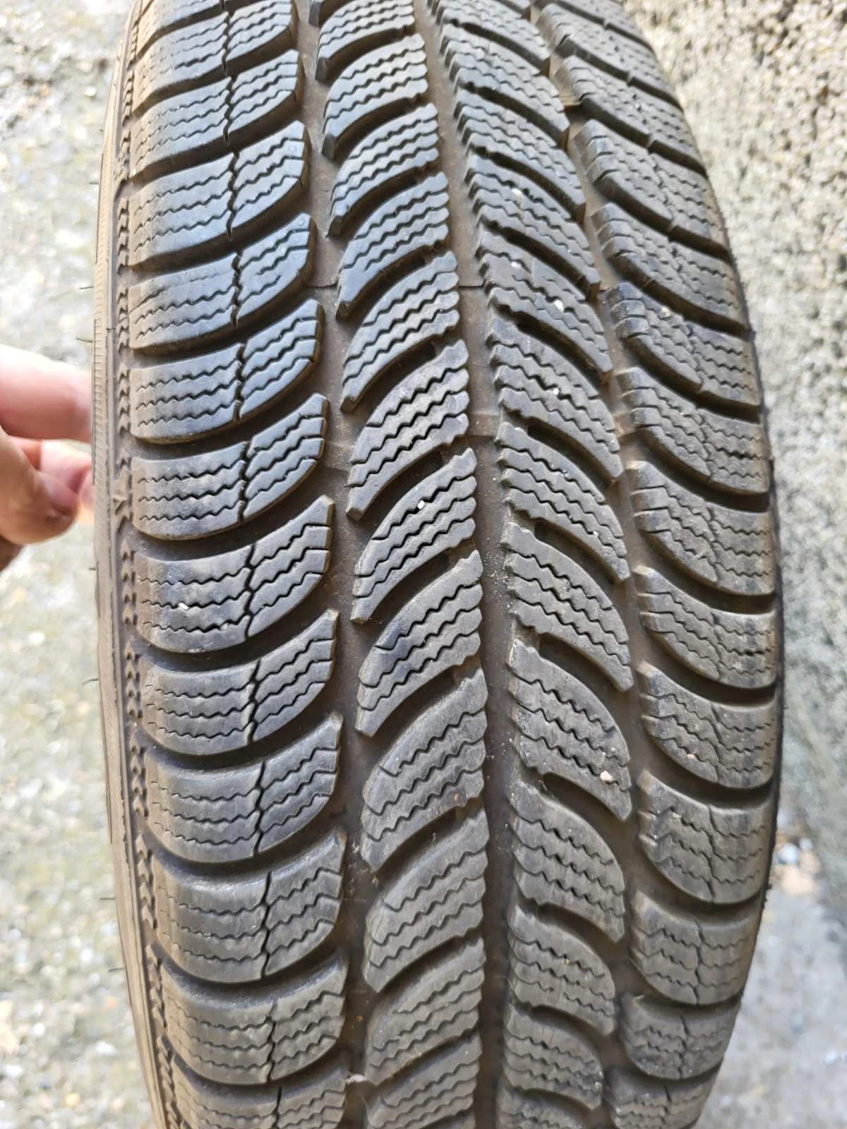 Гуми Зимни 185/60R15, снимка 2 - Гуми и джанти - 56234086