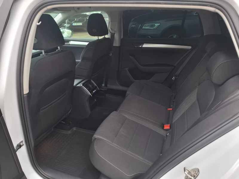 Skoda Superb 1.6TDI DSG Navi, снимка 8 - Автомобили и джипове - 52752558