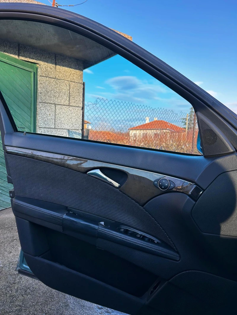 Mercedes-Benz E 220 CDI Avantgarde, снимка 8 - Автомобили и джипове - 53394726