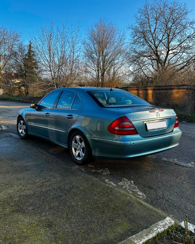 Mercedes-Benz E 220 CDI Avantgarde, снимка 5 - Автомобили и джипове - 53394726