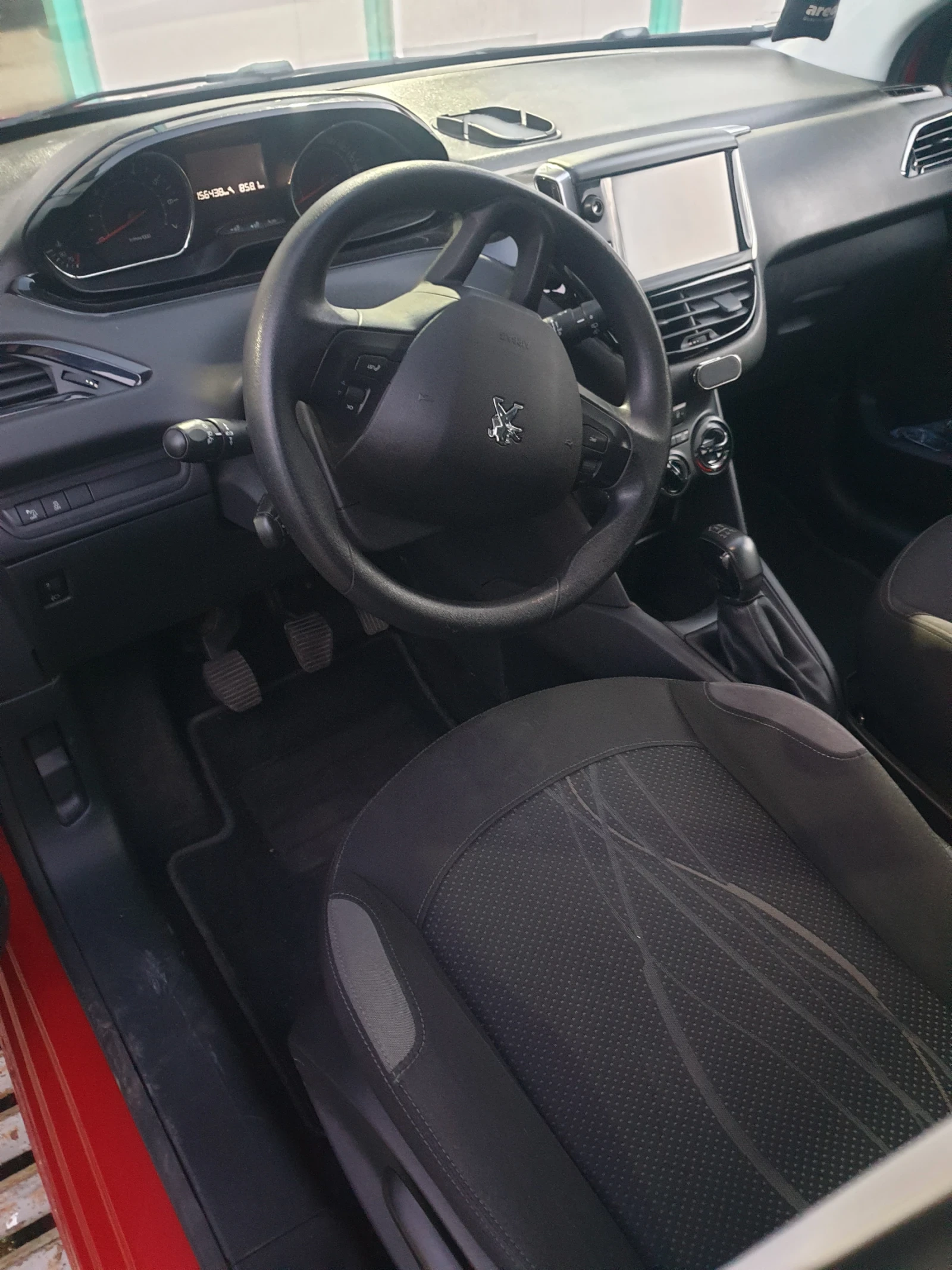 Peugeot 208 1.4, снимка 5 - Автомобили и джипове - 54573669