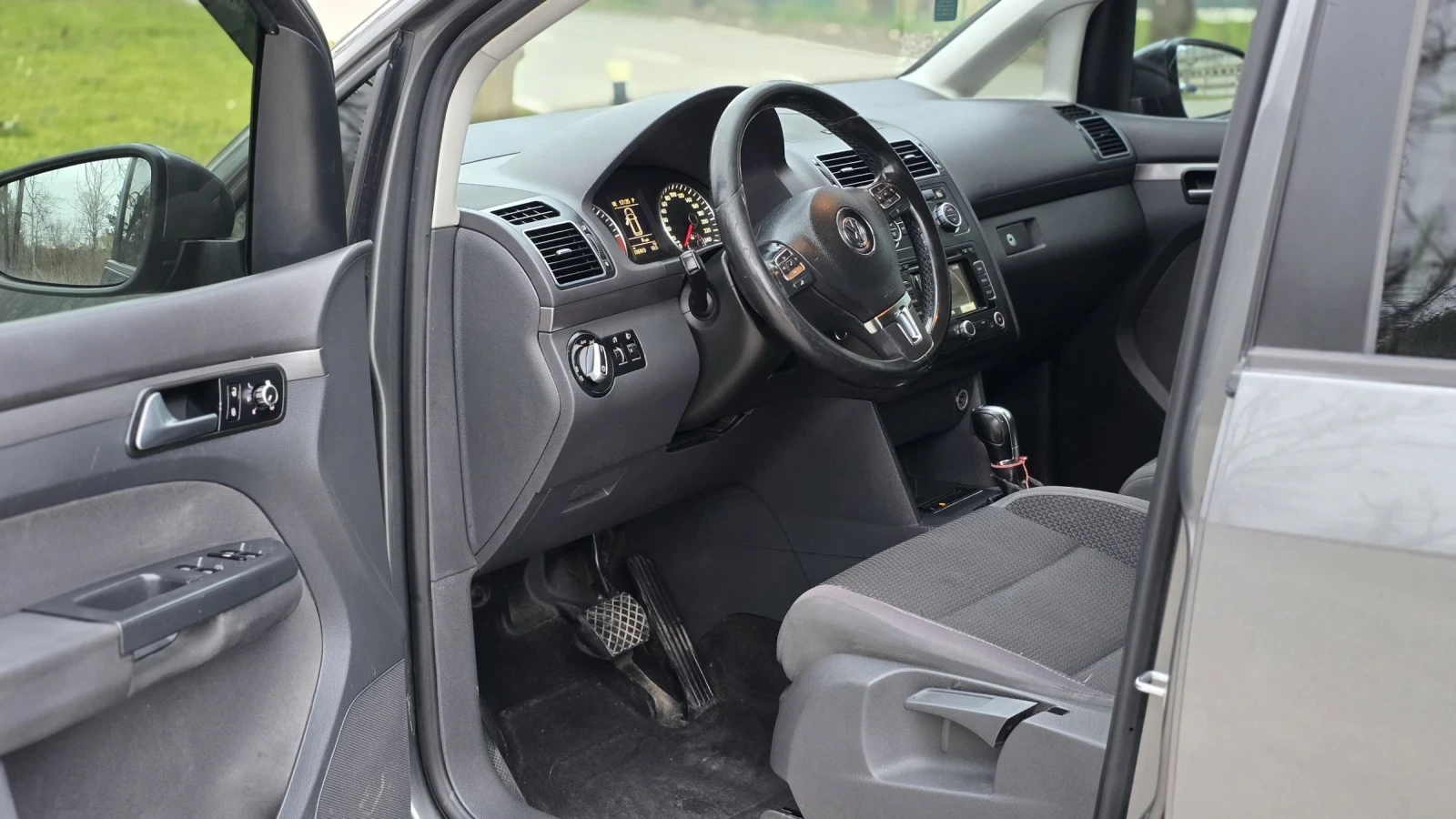 VW Touran DSG Печка Нави, снимка 8 - Автомобили и джипове - 54628542