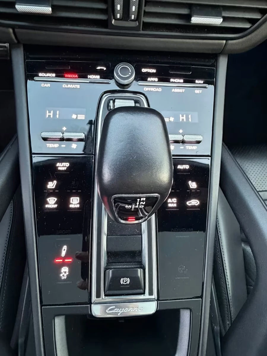Porsche Cayenne GTS/460HP/COUPE/PANO/360/MEMO/HUD/BOSE/CPLAY/357q, снимка 12 - Автомобили и джипове - 54713914