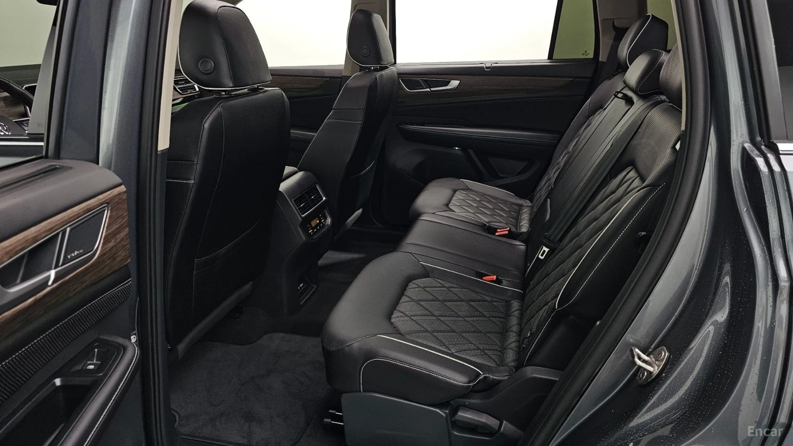 VW Atlas R-LINE - DISTRONIC - 360 - HUD - МАСАЖ -ФУЛ ЕКСТРИ, снимка 11 - Автомобили и джипове - 56103514