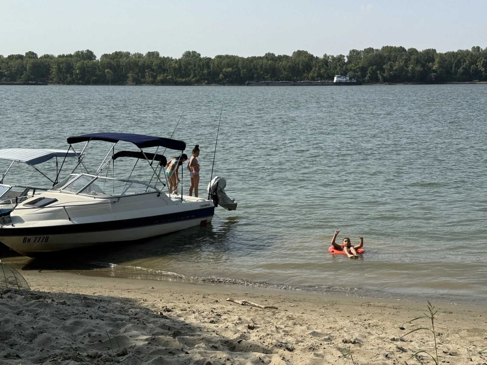 Моторна яхта Bayliner 192 - изображение 4