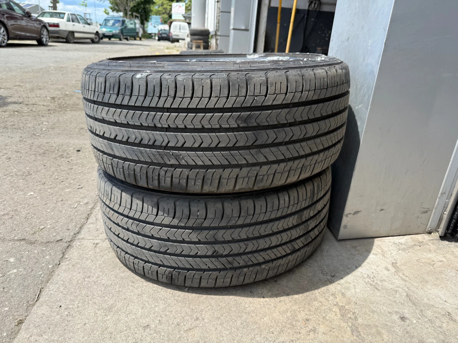 Гуми Всесезонни 235/40R18, снимка 3 - Гуми и джанти - 56025601