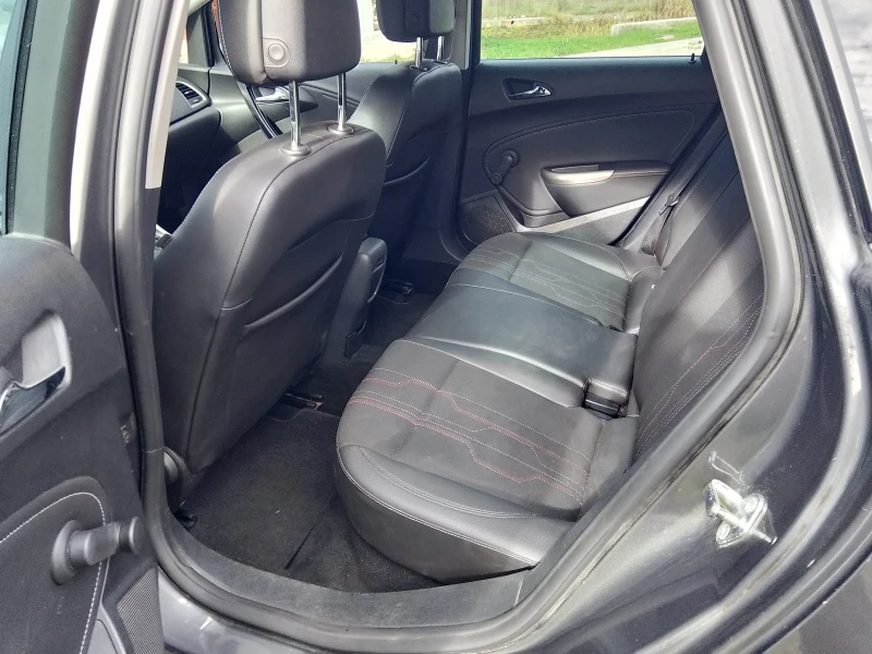 Opel Astra J 1.6 Turbo, снимка 10 - Автомобили и джипове - 52411158