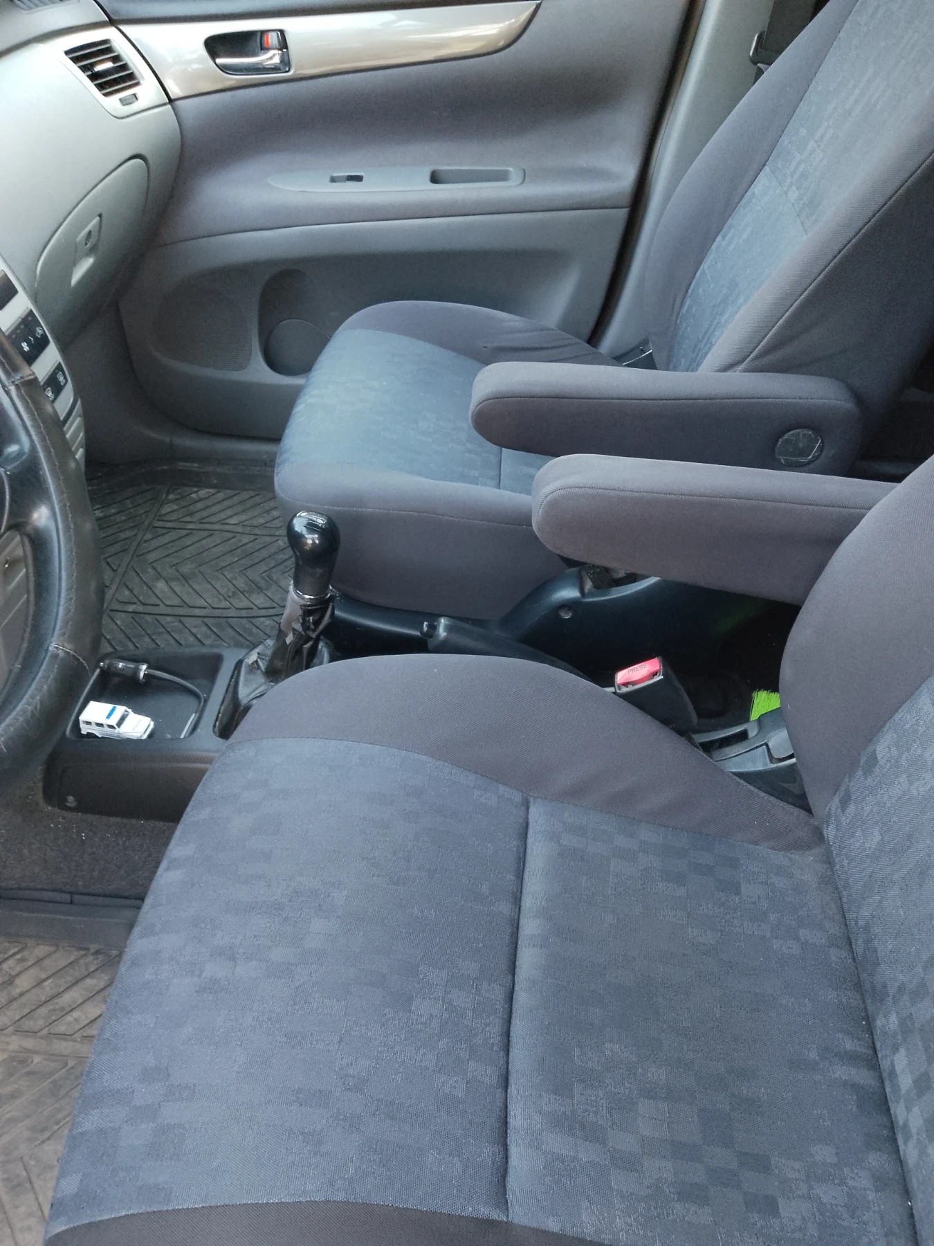 Toyota Avensis VERSO  - изображение 9