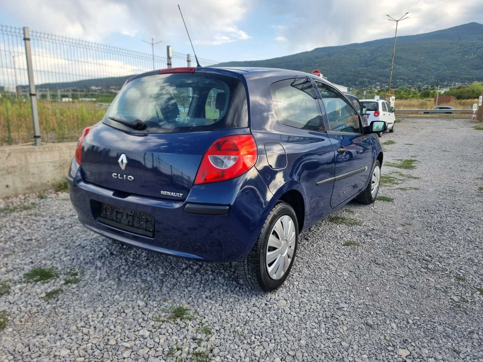 Renault Clio 1.2i КЛИМАТИК УНИКАТ - изображение 3