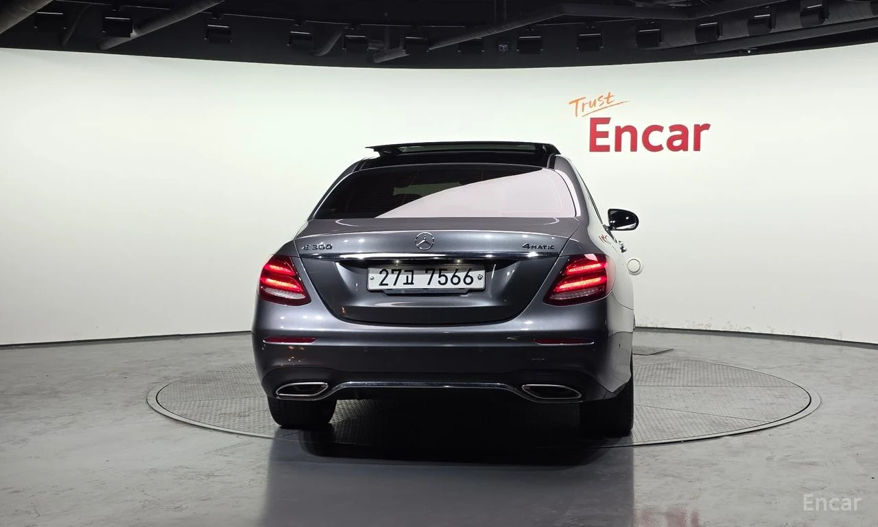 Mercedes-Benz E 300 4MATIC* AMG* HEAD-UP* CARBON* 360 КАМЕРИ* HUD, снимка 4 - Автомобили и джипове - 54598403